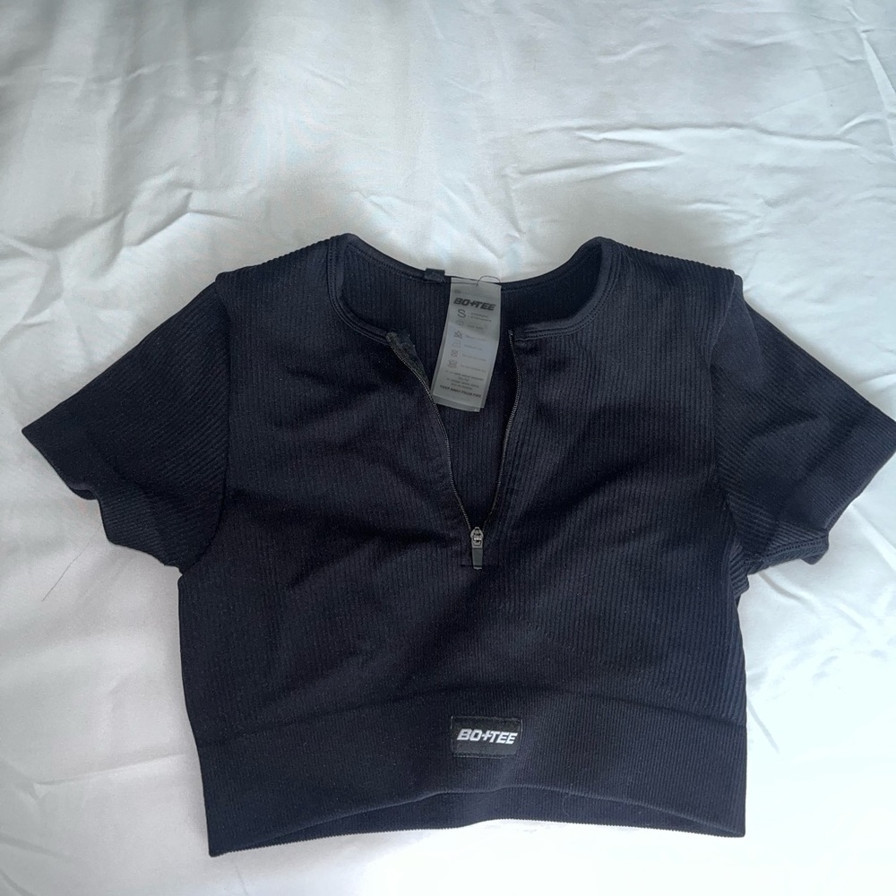 Bo + tee cropped shirt